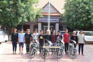 កងរាជឣាវុធហត្ថខេត្តបន្ទាយមានជ័យ បញ្ជូនជនសង្ស័យ ១១នាក់ ទៅសាលាដំបូងខេត្តឣនុវត្តតាមនីតិវិធី ពាក់ព័ន្ធករណីលួចមានស្ថានទម្ងន់ទោស (កាប់ប្លន់ម៉ូតូ)