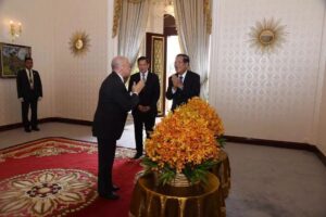 សម្តេចតេជោ ហ៊ុន សែន រួមជាមួយកូនប្រុសពីរនាក់ បានអញ្ជើញដង្ហែព្រះមហាក្សត្រយាងចូលបន្ទប់វះកាត់ដោយផ្ទាល់