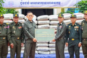 សម្ដេចមហាបវធិបតី នាយករដ្ឋមន្ត្រី និងលោកជំទាវបណ្ឌិត ផ្ដល់អំណោយជាសម្ភារៈសំណង់មួយចំនួន ដល់សាលានាយទាហានសកម្ម